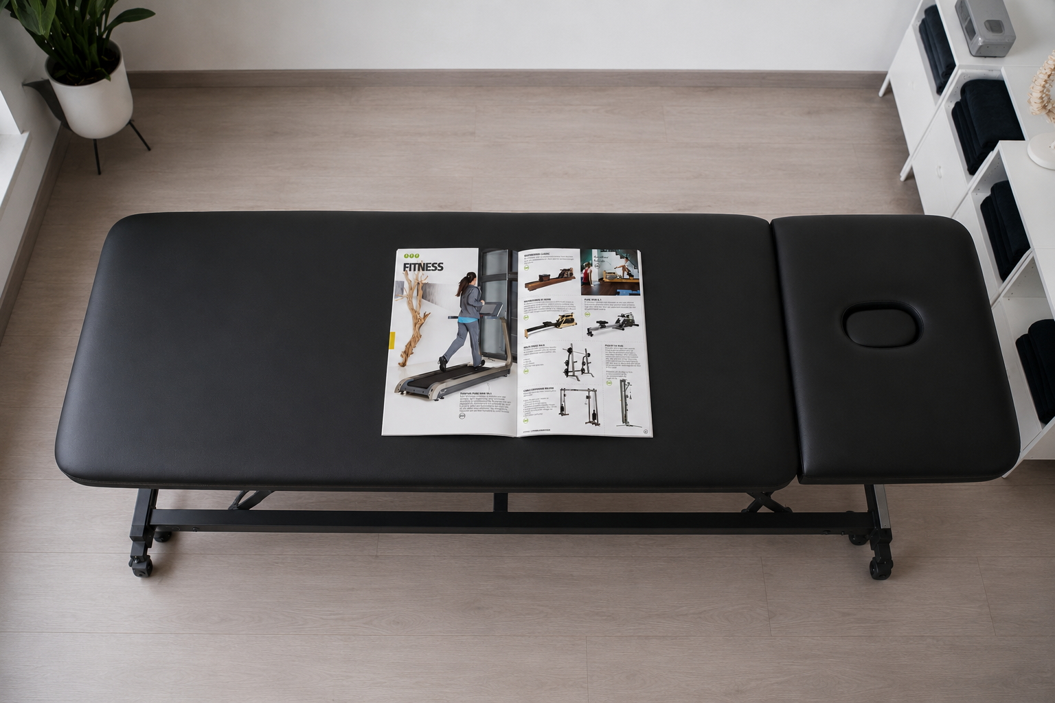 Open FysioSupplies productcatalogus op een behandeltafel